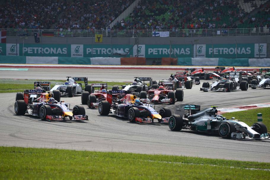 Dietro Rosberg, le Red Bull sono in duello ravvicinato, con Ricciardo che attacca Vettel. Afp